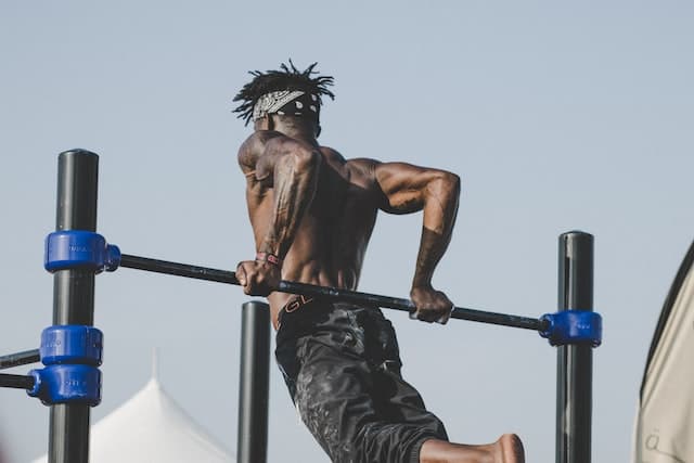 Picture of a person doing dips